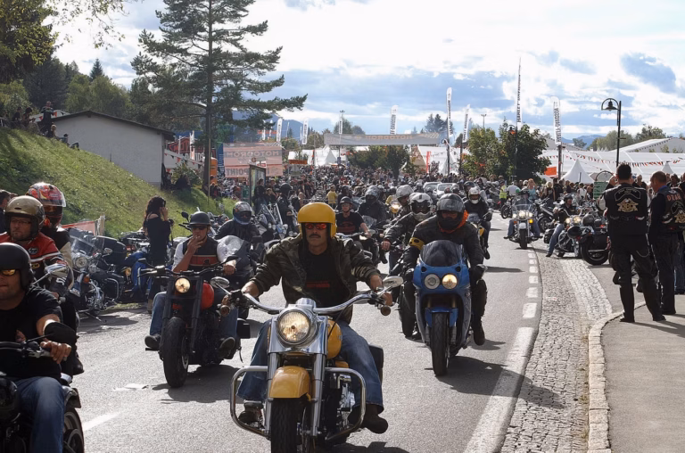 Saint-Pierre-en-Auge célèbre la 14e édition de sa grande fête de la moto
