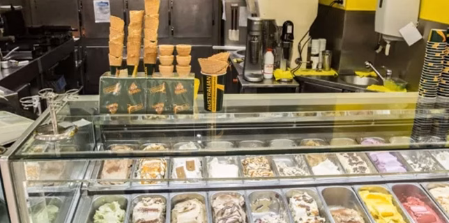 Canicule inattendue : Un vendeur de sushis condamné pour avoir utilisé des pains de glace pour refroidir ses produits